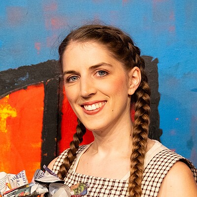 die kleine hexe blumenmaedchen blumenstrauss haus bybalzer