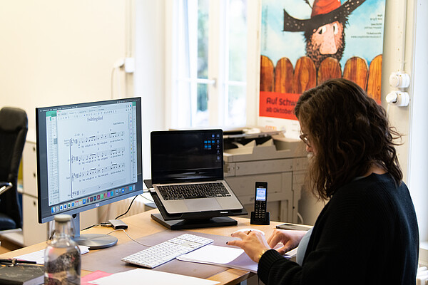 buero computer schreibtisch bybalzer