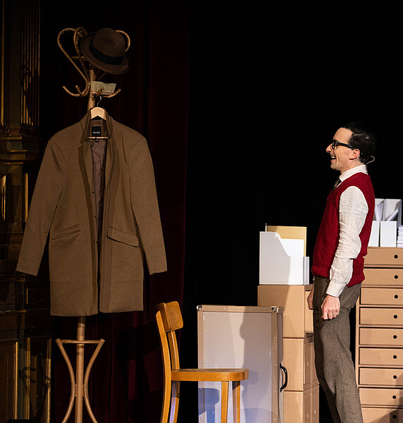 erwins traum vom zaubern buero mantel stuhl schubladen bybalzer